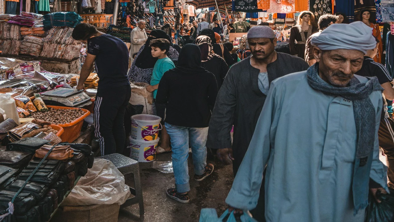 المصري أقل سعادة رغم زيادة نصيبه من الاقتصاد القومى .. كيف؟