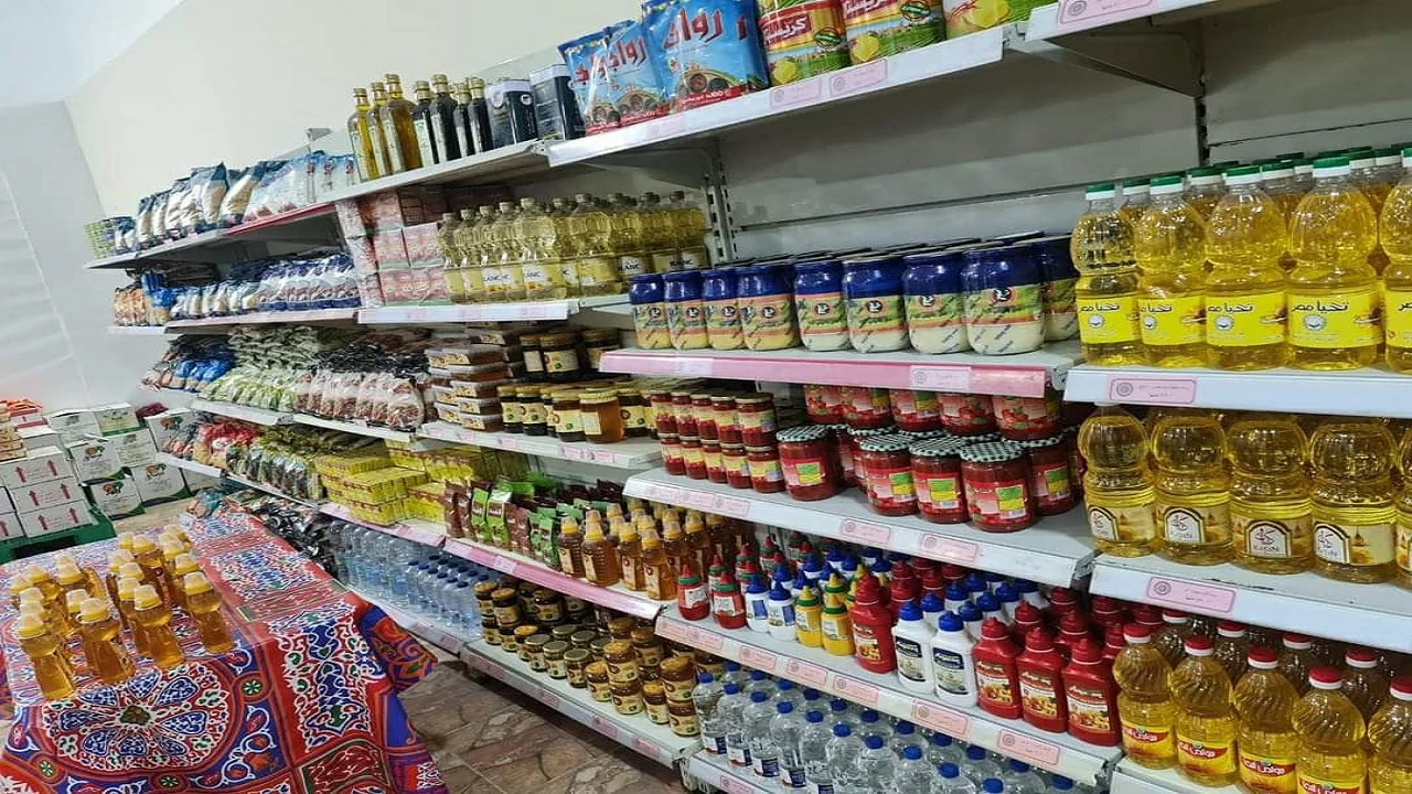 وزير التموين يبحث مع القابضة للصناعات الغذائية توفير المخزون الاستراتيجي من السلع الأساسية 