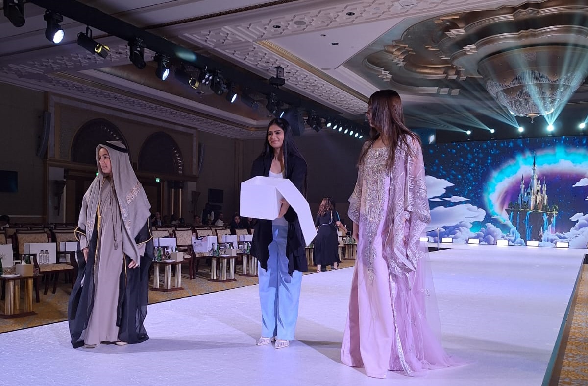 حضارات وتاريخ وتراث الشعوب تجتمع في افتتاح أول أسبوع موضة عالمي للأطفال بأبوظبي.. صور